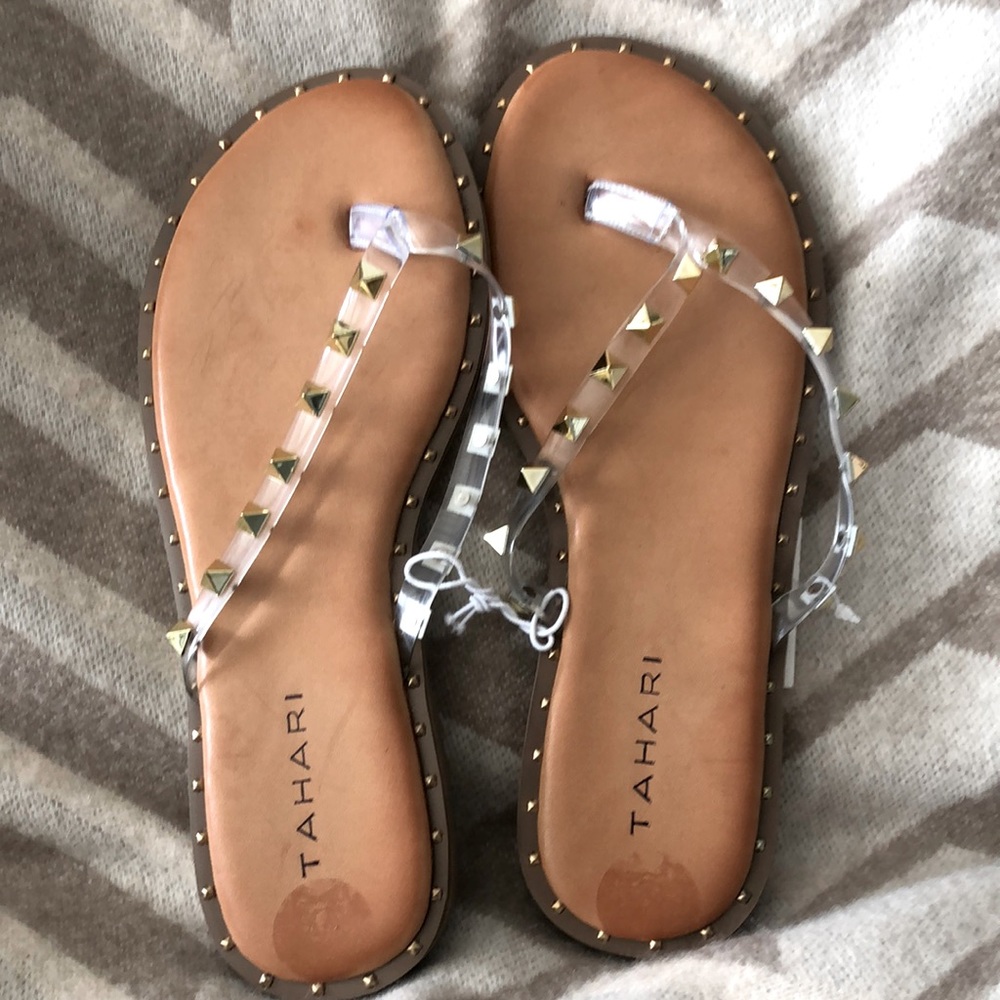 NWT TAHARI STUDDED SANDAL SZ6